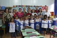 Pinhão - Prefeitura entrega uniformes para alunos da rede municipal