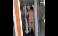 No Paraná, homem se revolta e tira a roupa para poder entrar em banco. Veja vídeo!