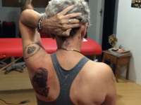 Idosa faz 16 tatuagens em menos de dois anos após ficar viúva