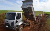Pinhão - Máquinas trabalham em ritmo acelerado para desobstruir estradas rurais