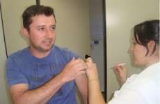 Sec. de Saúde, Anderson Marangoni, tomando a vacina