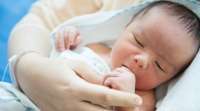 Passar fluido vaginal da mãe em bebê nascido de cesárea poderia preveni-lo de doenças