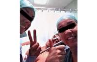 Médicos fazem &#039;selfie&#039; e foto vira prova em processo após paciente morrer
