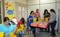Reserva - Equipe da Secretaria de Educação trabalha na confecção de cestas de doces em comemoração ao dia das crianças