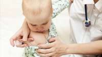 Crianças alérgicas a leite não devem tomar vacina tríplice viral, diz ministério