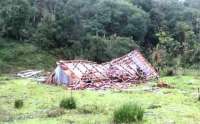 Vendaval destruiu casas na área rural de Quatro Barras