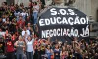 Em assembleia, professores estaduais decidem manter a greve no Paraná