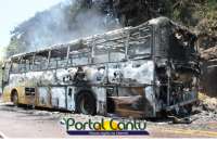 Campo Bonito - Ônibus que transportava trabalhadores da Copacol pega fogo. Veja a reportagem completa