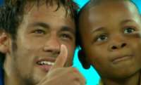 Menino &#039;salvo&#039; por Neymar após invadir campo vira ídolo na África do Sul