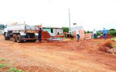 Ibema - Famílias atingidas por temporais registrados no final de setembro recebem telhas para cobertura de suas moradias
