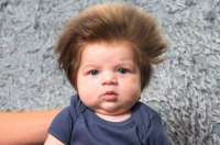 Com apenas 2 meses de vida, bebê cabeludo faz sucesso nas redes sociais