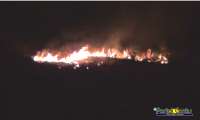 Laranjeiras - Corpo de Bombeiros combate incêndio de grandes proporções