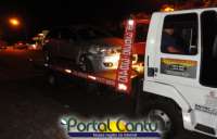 Laranjeiras - Motorista perde controle de carro e bate em caminhão estacionado