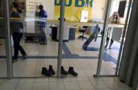 No Paraná, trabalhadores tiveram que tirar botas para entrar em banco