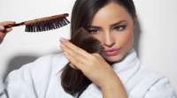 Médico lista os 7 motivos mais comuns para queda de cabelo