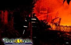 Nova Laranjeiras - Casa pega fogo na noite deste domingo dia 02