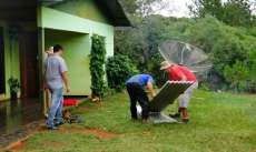 Goioxim - Assistência Social entregas telhas para famílias atingidas pelas fortes chuvas dos últimos meses