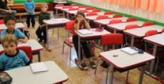 Goioxim -  Administração investe na educação e troca todas as carteiras e cadeiras das escolas do Município