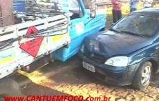 Rio Bonito - Caminhonete bate em veículo estacionado