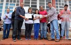 Laranjeiras - Prefeitura entrega tablets a alunos vencedores do concurso sobre dengue