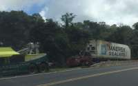 Nova Laranjeiras - Caminhão se envolve em acidente próximo a área indígena