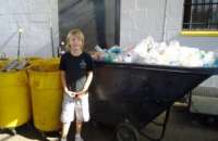Garoto de 7 anos cria empresa de reciclagem e doa lucro para crianças sem-teto