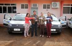 Nova Laranjeiras - Administração Municipal entregou mais dois carros 0 KM, para Educação e Assistência Social