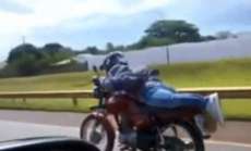 Paraná - Vídeo flagra acidente de motociclista que pilotava deitado na BR 277