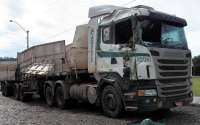Nova Laranjeiras - Caminhão carregado de soja tomba na BR-277