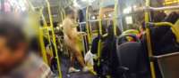Homem entra pelado em ônibus em Curitiba e é fotografado por passageiros