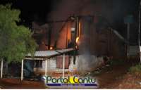 Guaraniaçu - Casa fica totalmente destruída em incêndio