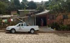 Rio Bonito - Prefeitura envia equipe para conserto de residência atingida por retroescavadeira