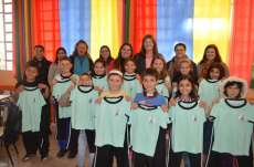 Porto Barreiro - Governo municipal entrega uniforme escolar em escolas municipais