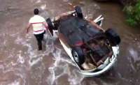 No Paraná, carro cai dentro de córrego, Veja o vídeo