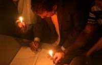 Com energia cortada, prefeito toma posse à luz de velas