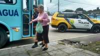 Policial para ônibus que não parou para idosa em Paranaguá