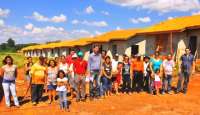 Laranjeiras - Futuros moradores do núcleo Nova Colina acompanham de perto o término das 45 novas casas