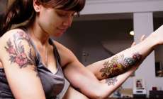 Assembléia do Paraná aprova proibição de tatuagens em menores de 18 anos