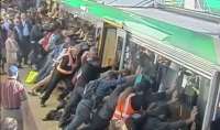 Câmeras registram ação de passageiros para salvar homem preso em trem