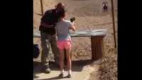 Garota de 9 anos mata seu instrutor de tiro em acidente