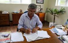 Palmital - Prefeito Darci assina termo de adesão ao Mais Médicos