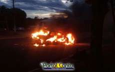 Ibema - Veículo é tomado pelas chamas na rua Maranhão