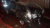 Laranjeiras - Veículo é destruido pelo fogo no bairro Água Verde