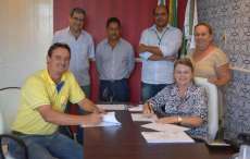 Catanduvas - Prefeita Noemi assina contrato de barracão e entrega retroescavadeira