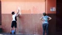 Exemplo: mãe obriga filho a limpar parede pichada no Paraná