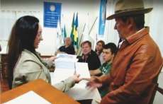Cantagalo - Rotary e Interact entregam recibos de pagamento à Casa Lar do Idoso