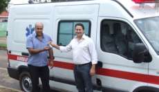 Pinhão - Prefeito faz entrega de ambulância para o municipio