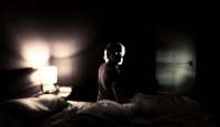 Homem filma ser sombrio em seu quarto durante a noite - Veja o vídeo
