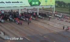 Paraná - Trabalhadores sem-terra ocupam praça de pedágio na BR 277 em Cascavel