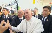 Papa Francisco se irrita após ser puxado por fiel no México